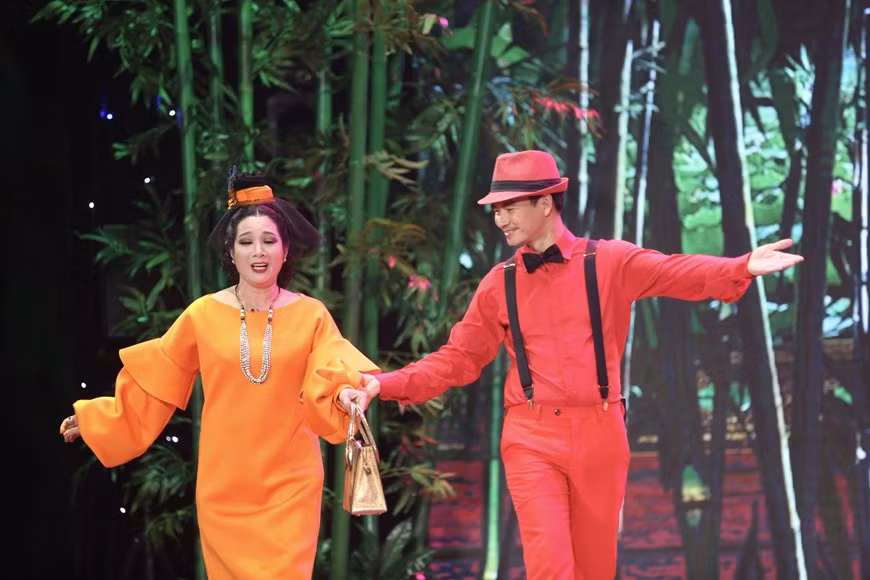  Le couple Thanh Thanh Hien et Xuan Bac joue le rôle de Mme Pho Doan et Xuan aux cheveux rouges. 