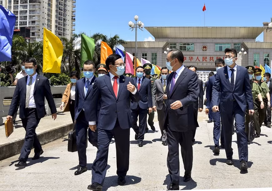  Une cérémonie a eu lieu le 23 août aux postes frontaliers internationaux de Mong Cai (Vietnam) et de Dongxing (Chine) pour marquer le 20e anniversaire de la signature du Traité sur la frontière terrestre et le 10e de la mise en œuvre de trois documents juridiques sur la frontière terrestre Vietnam-Chine. 