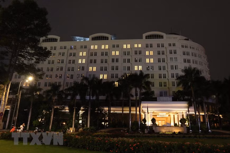  Park Hyatt Saigon, sur la place de Lam Son dans le 1er arrondissement, avec le message ''Cœur - donner de l'affection à ceux qui sont en première ligne contre l’épidémie''. Photo: VNA 