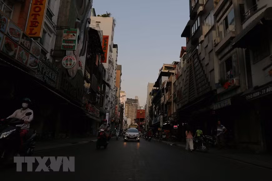  La rue piétonnière Bui Vien à Ho Chi Minh-Ville est presque déserte. 