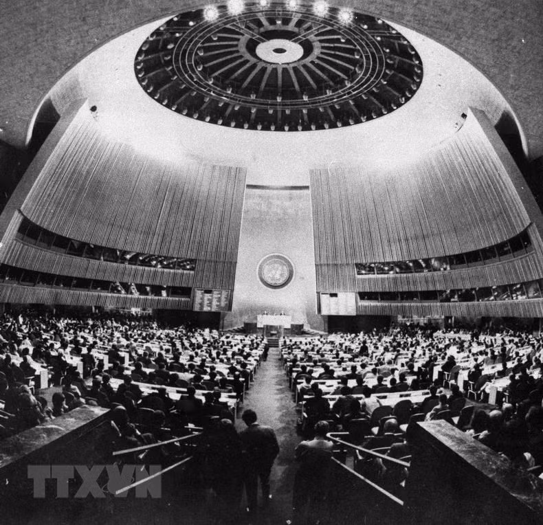  Le 20 septembre 1977, la séance d'ouverture de la 32e session de l'Assemblée générale des Nations Unies à New York, aux États-Unis, a adopté une Résolution reconnaissant le Vietnam en tant que membre de l’Organisation des Nations Unies (ONU). 