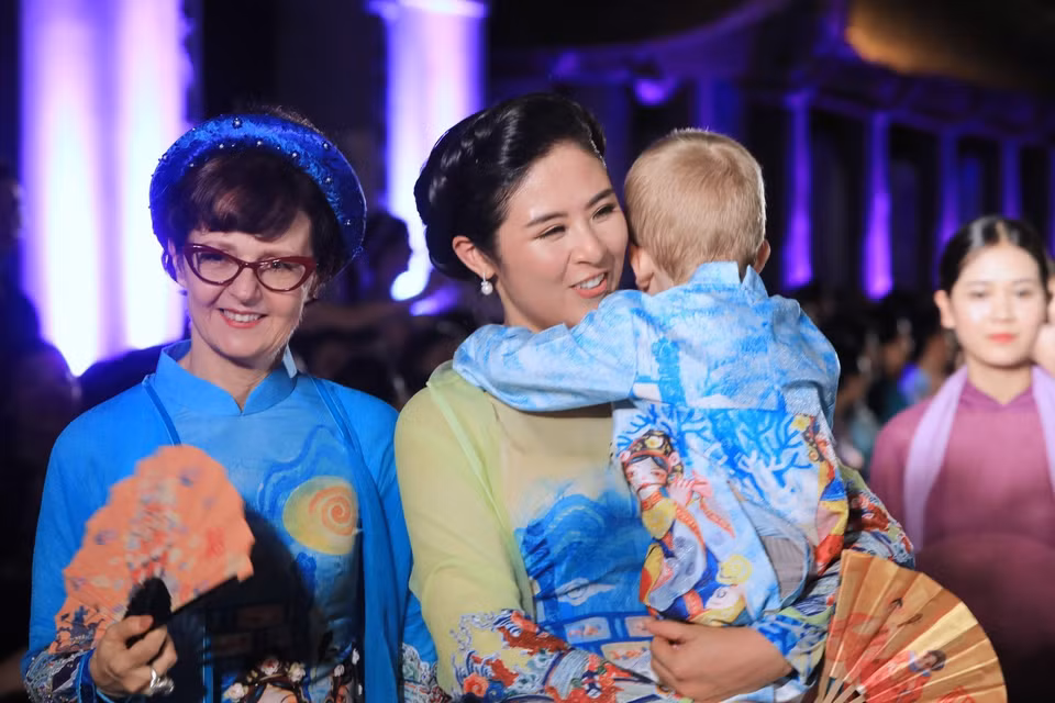  De belles images de l’ao dai du Vietnam. 