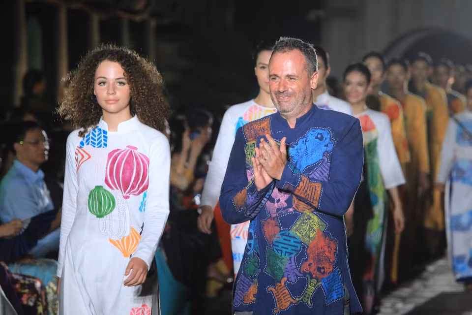  Des modèles étrangers portent l’ao dai du Vietnam. 