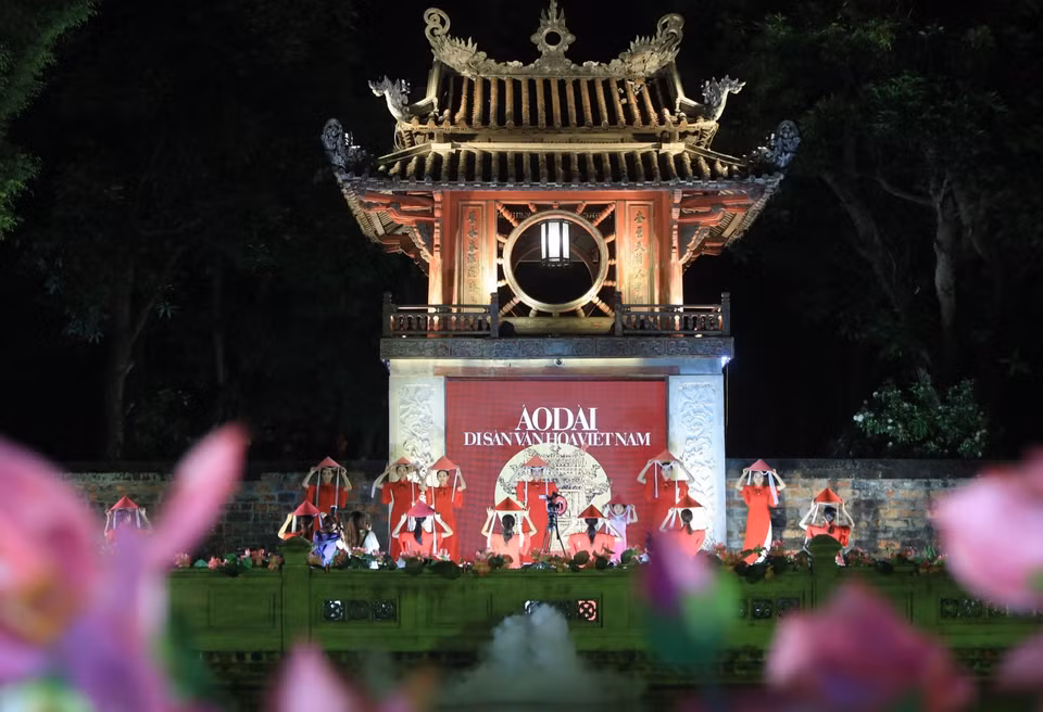  Le défilé au Temple de la littérature Van Mieu - Quoc Tu Giam apporte une beauté brillante pour l'ao dai du Vietnam. 