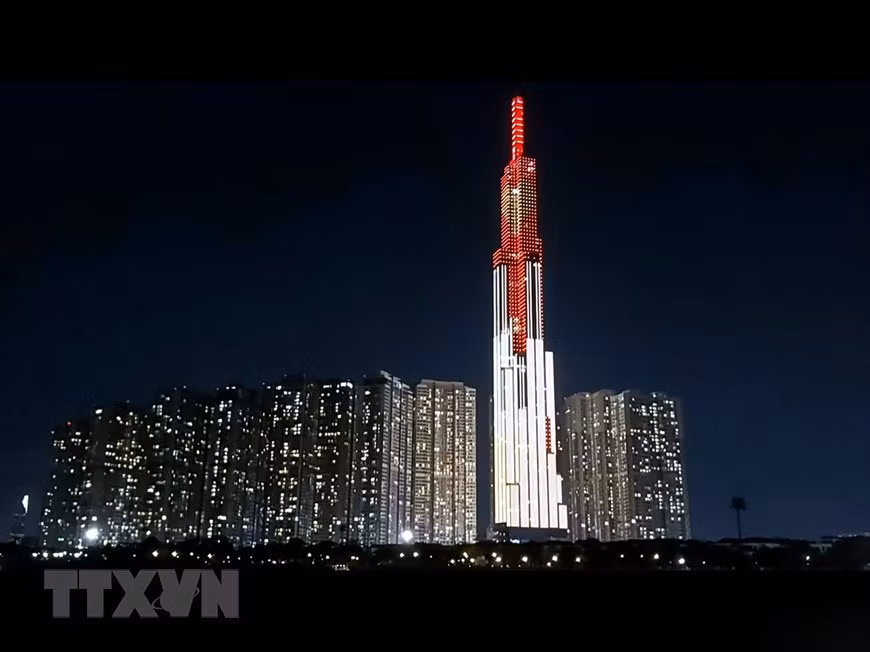  Le gratte-ciel Landmark 81, dans la rue Nguyen Huu Canh, arrondissement de Binh Thanh, avec le message ''Allumer le cœur - répandre l'amour, éradiquer le COVID-19''. Photo: VNA 