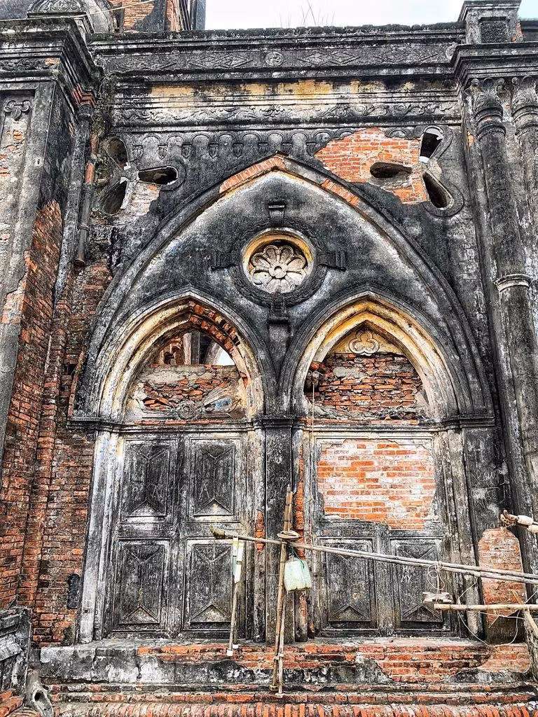  Des motifs sophistiqués sur le mur en ruine restent beaux. Ainsi, l'église de Hai Ly attire beaucoup de touristes. Photo: Vietnamplus 
