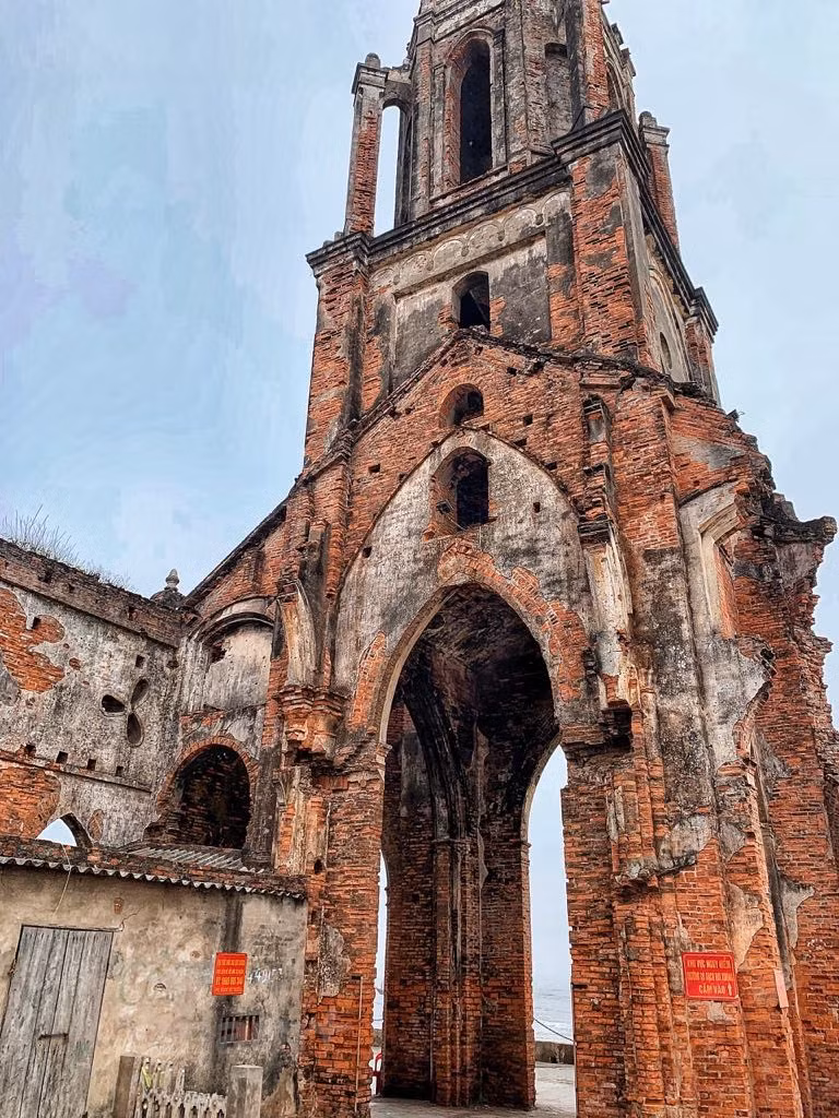  Il ne reste plus de l’église qu’un clocher et des murs bas, mais le monument demeure magnifique. Photo: Vietnamplus 