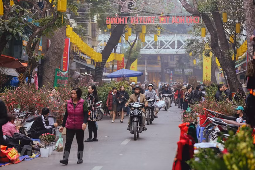  Établi dans les premières années du XXe siècle, le marché aux fleurs de Hang Luoc est le plus ancien marché de Hanoï. De nombreuses activités culturelles traditionnelles ont lieu dans l'espace de la rue Phung Hung. Grâce aux activités du marché aux fleurs traditionnel, l'arrondissement de Hoan Kiem à l'occasion de faire la promotion et de présenter le Têt traditionnel et des produits traditionnels aux touristes nationaux et étrangers. Cette activité contribue également à préserver, promouvoir et valoriser les patrimoines culturels immatériels. Le marché aux fleurs Hàng Luoc 2019 est ouvert jusqu'au 24 janvier (dernier jour du dernier mois de l'année lunaire 2019). 