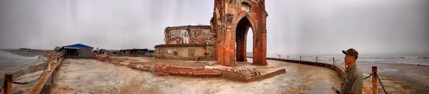  Cette église a été construite sur les fondations de l’église de la Magdalena, dessinée par les Français. Après avoir été ravagée par un ouragan en 2005, elle est depuis détruite. Il ne reste plus de l’église qu’un clocher et des murs bas, mais le monument demeure magnifique. Le soleil cuivré de l'aube crée des teintes uniques sur l'église ruinée qui s’harmonisent bien avec l'océan tout proche. A chaque marée, l’eau de mer vient lécher ses murs. Un marché aux poissons a ouvert ses portes à Xuong Dien, alimenté par les cargaisons des bateaux de pêche rentrant tôt le matin. Photo: Vietnamplus 