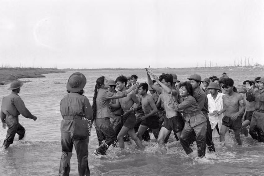  La photo ''l’accueil les soldats revenant à la rivière Thach Han (Quang Tri en 1973) après leur victoire'' du photographe Chu Chi Thanh a reçu le Prix d'État de la littérature et des arts en 2011. 