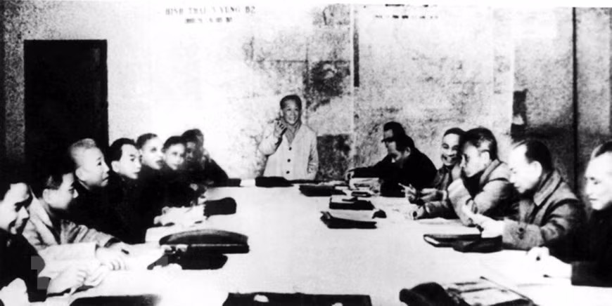  Face à une grande opportunité stratégique avec des conditions militaires et politiques suffisantes, le Bureau politique du Comité central du Parti s'est réuni en octobre 1974 pour discuter de la stratégie de libération du Sud. 