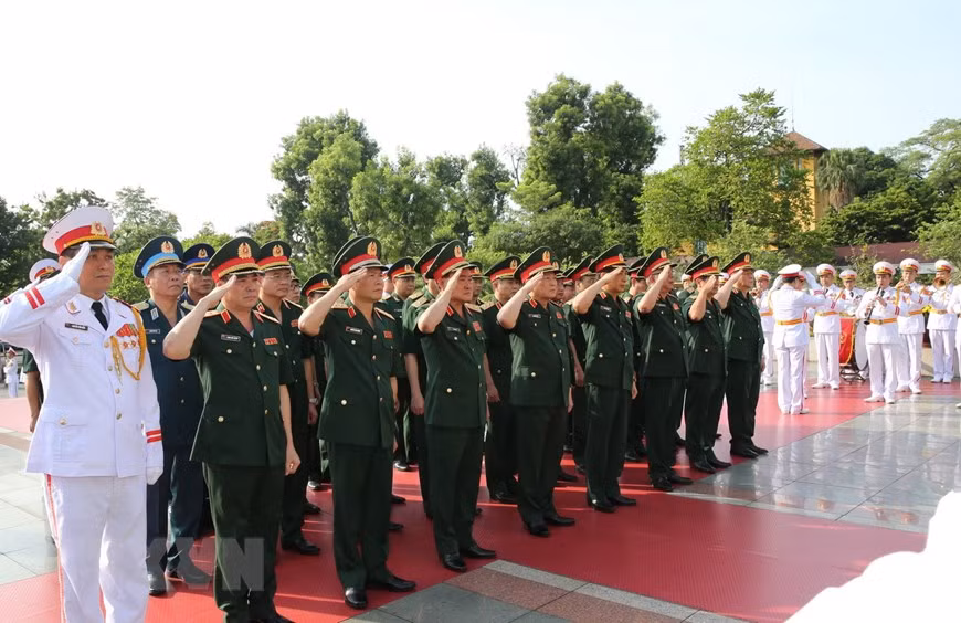  Une délégation de la Commission militaire centrale du Parti et du ministère de la Défense dépose une gerbe pour commémorer les Héros morts pour la Patrie. 