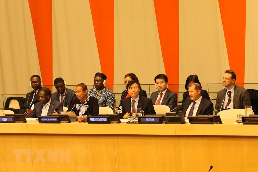  Le 31 janvier 2020, au siège de l'ONU à New York, aux États-Unis, l'ambassadeur Dang Dinh Quy, chef de la Mission permanente du Vietnam auprès de l’ONU, préside la réunion pour faire le bilan des activités en tant que président du Conseil de sécurité en janvier 2020, marquant le début du mandat de membre non permanent du Conseil de sécurité 2020-2021 du Vietnam. 