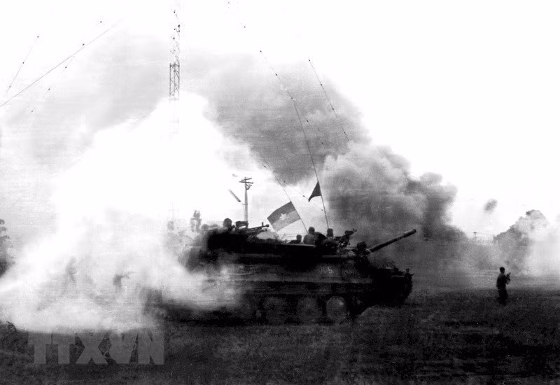  À 17h00 le 26 avril 1975, toutes les forces de l’armée de terre attaquèrent les bases militaires ennemies, dans cinq directions (Nord-Ouest, Nord et Nord-Est, Est et Sud-Est, banlieue et intra-muros de Saigon), donnant le coup d’envoi de la campagne Hô Chi Minh. 