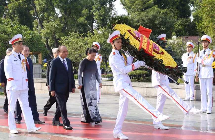  Une délégation du Parti et de l'État dépose une gerbe de fleurs pour commémorer les Héros morts pour la Patrie. 