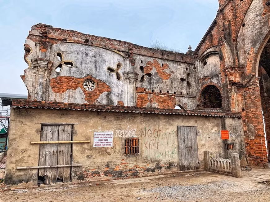  L'église Trai Tim (Cœur) de la paroisse de Xuong Dien, dans la commune de Hai Ly, district de Hai Hau, province de Nam Dinh, a été construite en 1927. Elle est considérée comme un lieu de beauté charmante attrayant pour les touristes et photographes. Il y a plus de dix ans, la paroisse de Xuong Dien dans la commune de Hai Ly, district de Hai Hau, province de Nam Dinh, a souffert d'une érosion côtière intense qui a sérieusement endommagé son église Trai Tim (Cœur). Pour protéger la zone, la province de Nam Dinh a construit un réseau de digues solides, faisant de Xuong Dien une attraction touristique. Photo: Vietnamplus 