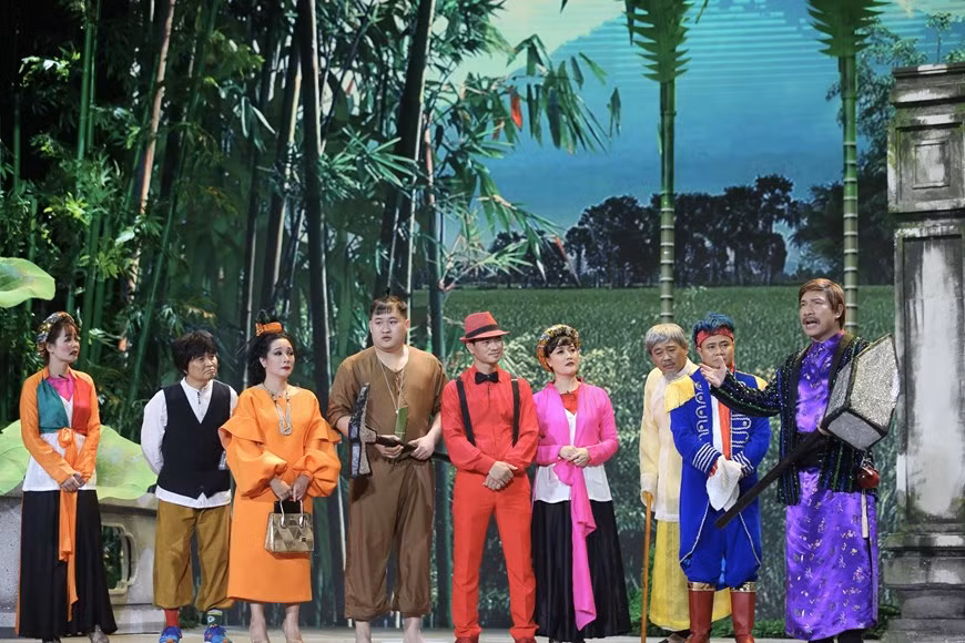  Les villageois de Vu Dai sont des personnages familiers issus d'œuvres littéraires telles que le père Hac, Thi Mau, Thi No, Chi Pheo, Xuan aux cheveux roux, Mme Pho Doan... 