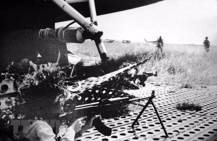  La division 312 envahit l'aéroport d'Ong Linh - Binh Chuan, le 27 avril 1975. 