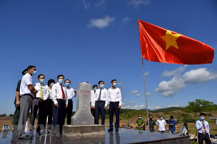  Le vice-Premier ministre et ministre des Affaires étrangères, Pham Binh Minh, examine un pont flottant temporaire et les points d'affaissement à la borne frontalière 1366. 