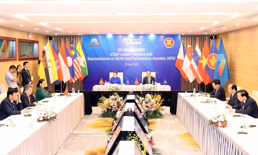  Le 26 juin, le Premier ministre vietnamien Nguyên Xuân Phuc et la présidente de l’AN Nguyên Thi Kim Ngân ont co-présidé une session extraordinaire des dirigeants de l’ASEAN dans le cadre du 36e Sommet de l’ASEAN sur l’autonomisation des femmes à l’ère numérique. 