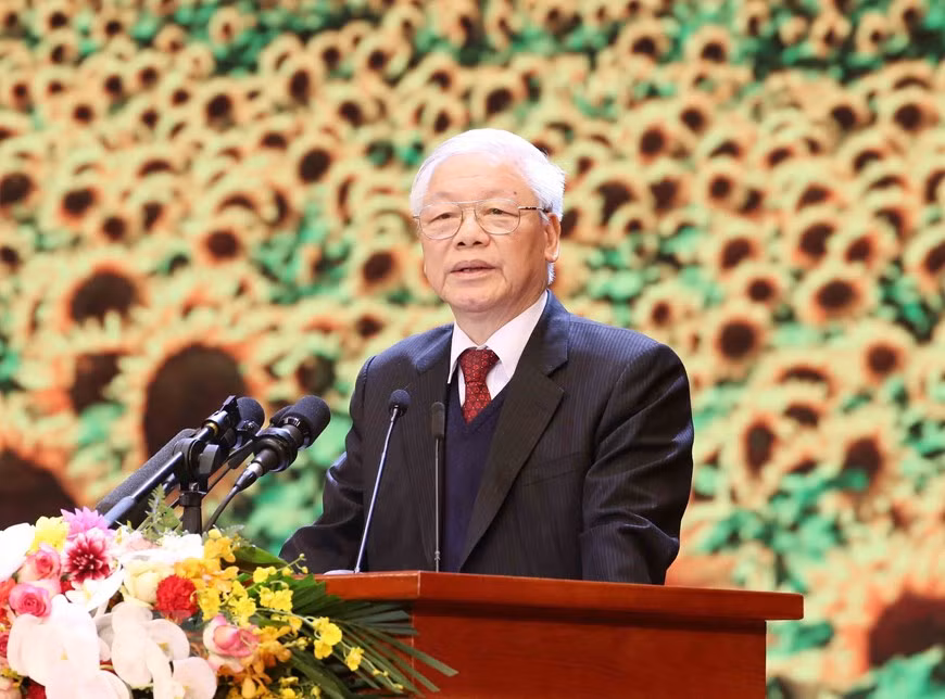  Le secrétaire général du Parti communiste du Vietnam et président Nguyen Phu Trong prononce un discours lors de la cérémonie marquant le 90e anniversaire du Parti. 