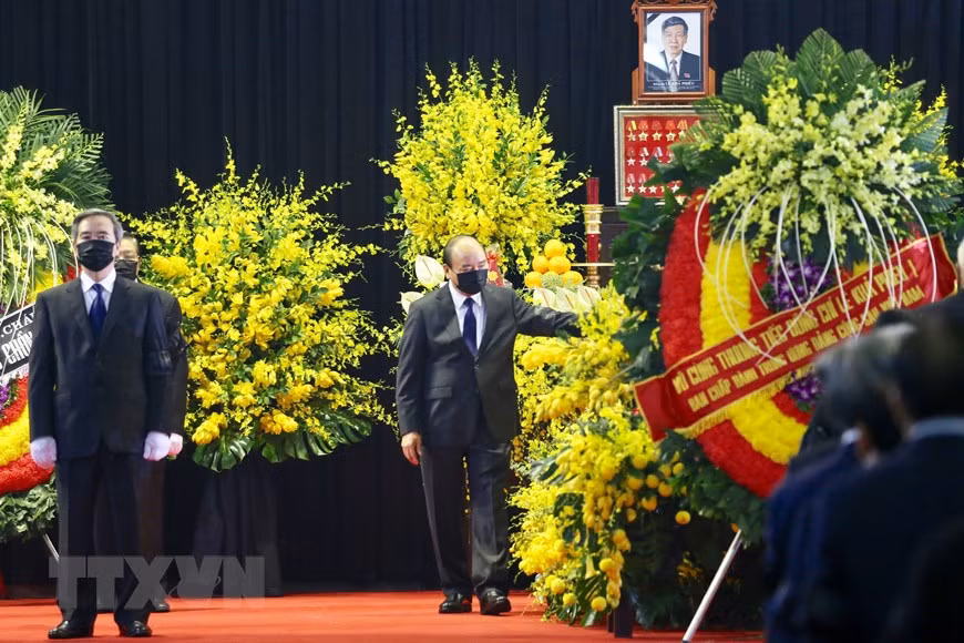  Le Premier ministre Nguyên Xuân Phuc rend un dernier hommage à l’ancien secrétaire général du Parti Lê Kha Phiêu. 