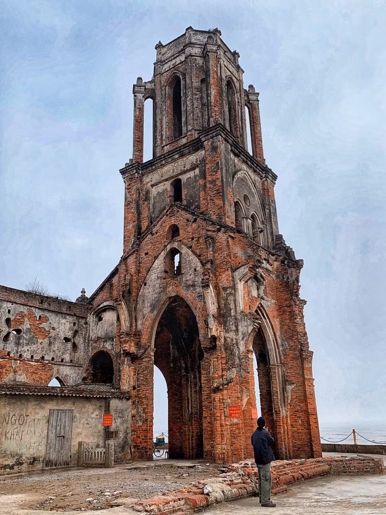  Située à environ 120 km de Hanoi, la vieille église est maintenant une destination de visite. C'est aussi un site de prédilection pour les photos de mariage. L'ancienne église dévoile tous ses charmes sous le soleil de l'aube et du crépuscule. Ce qui a périclité exerce souvent une grande attraction. Cette église solitaire a une beauté presque sauvage. La vieille église est maintenant une destination de visite. Les touristes et les photographes rêvent d’y poser les pieds au moins une fois. C'est aussi un site de prédilection pour les photos de mariage. Photo: Vietnamplus 