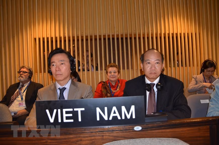  Le 11 novembre 2015, à Paris, dans le cadre de la 38e session de l'Assemblée générale de l’Organisation des Nations Unies pour l'éducation, la science et la culture (UNESCO), le Vietnam a été élu membre du Conseil consultatif de l'UNESCO pour le mandat 2015-2019. C'est la quatrième fois que le Vietnam est élu au Conseil exécutif après trois mandats 1978-1983, 2001-2005 et 2009-2013. 