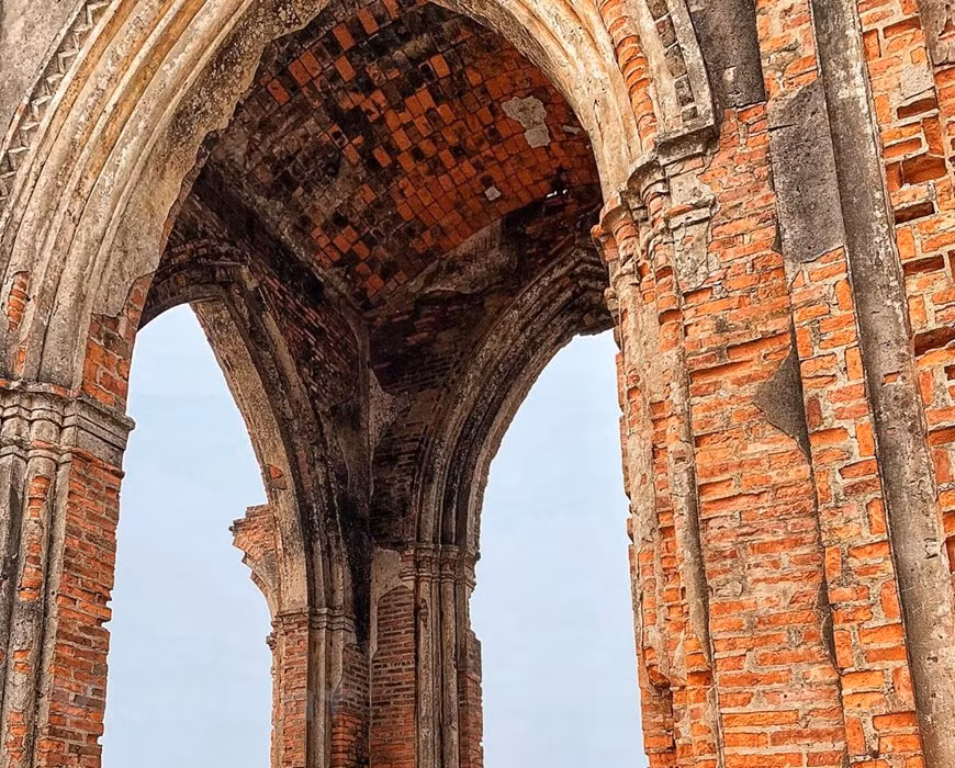  Des traces d'érosion côtière peuvent être observées sur les anciens murs de l'église. Photo: Vietnamplus 