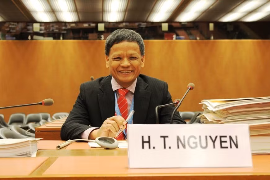  Le Vietnam était hautement apprécié par la communauté internationale, ce qui est démontré par le fait que le pays a été élu avec un nombre élevé de voix dans de nombreuses agences de l’ONU. Lors de la 70e session de la Commission du droit international qui se tient du 30 avril au 1er juin 2018 à New York et du 3 juillet au 10 août 2018 à Genève en Suisse, l’ambassadeur Nguyen Hong Thao a été élu deuxième vice-président de la Commission. 
