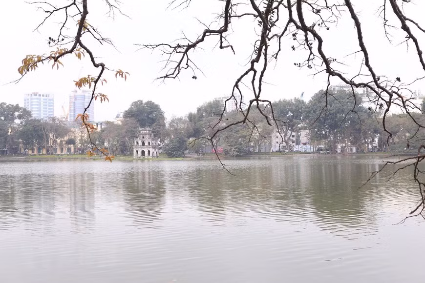  La beauté de Ho Guom ou Ho Hoan Kiem (lac de l’Épée restituée) à l’intersaison quand le printemps s’est installé, mais l'hiver n’est pas encore terminé. 