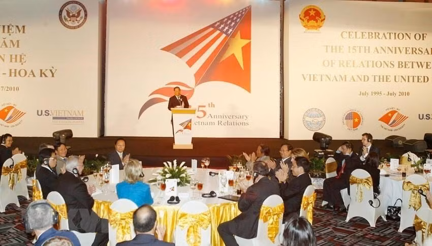 La cérémonie marquant le 15e anniversaire des relations Vietnam-États-Unis le 22 juillet 2010, à Hanoï, avec la présence de la Secrétaire d'État américaine Hillary Clinton et le ministre vietnamien des AE Pham Gia Khiem. Photo: Thong Nhat/VNA 