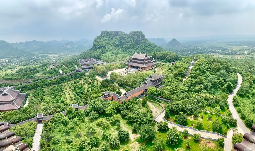 Bai Dinh est la plus grande pagode du Vietnam, très connues par plusieurs de ses records, dont la statue en bronze la plus grande d’Asie du Sud-Est, la cloche en bronze la plus grande d’Asie du Sud-Est, le couloir de la pagode ayant le plus grand nombre de statues d’arhats, etc. Photo: Vietnam+ 