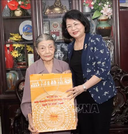 La vice-présidente Dang Thi Ngoc Thinh et la mère héroïne Nguyen Thi Ngoc Yen, à Hanoï. Photo: Van Diep/VNA 