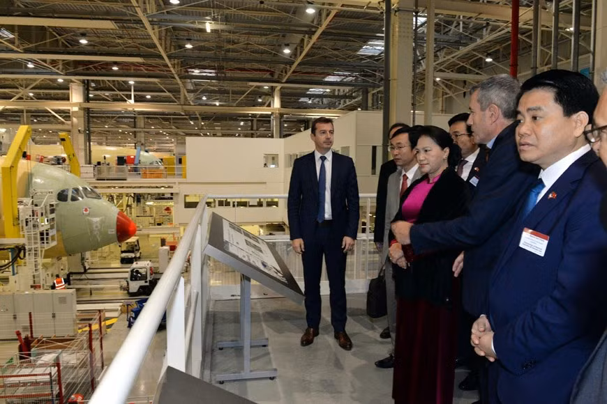 Nguyen Thi Kim Ngan visite l'usine Airbus. 