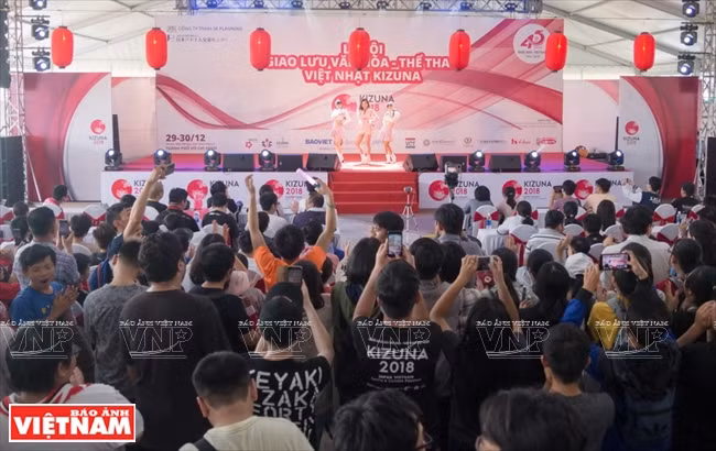 La jeune chanteuse vietnamienne Suni Ha Linh se produit au festival.