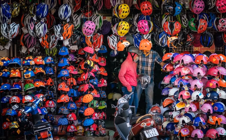 Une boutique de vente de casques de moto.