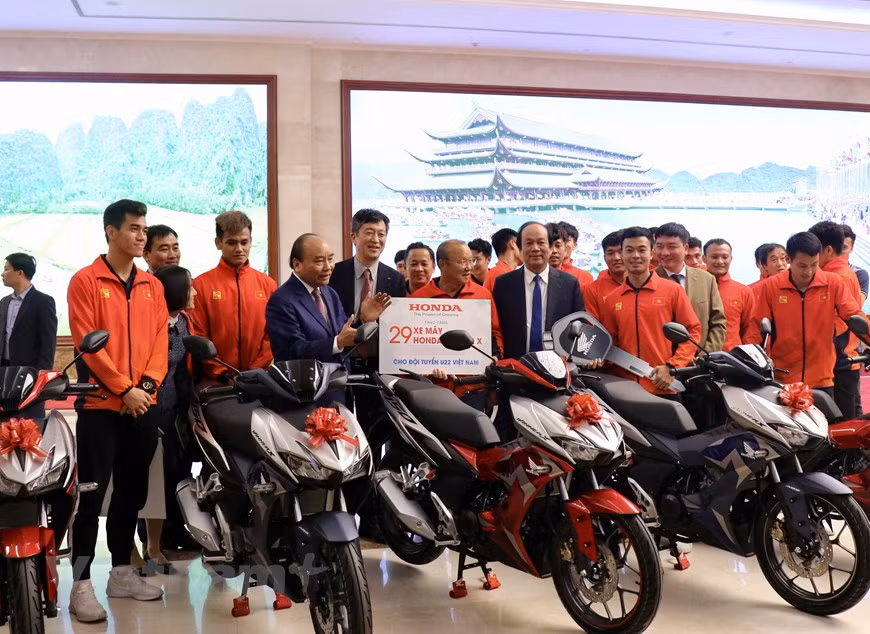 29 motos Honda Winner sont remises aux footballeurs. 
