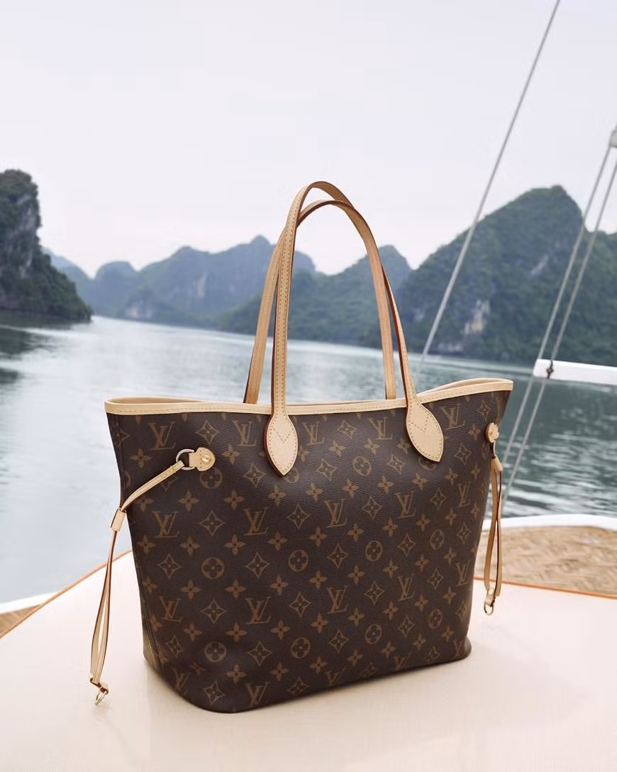 Des produits de la collection de Louis Vuitton. 