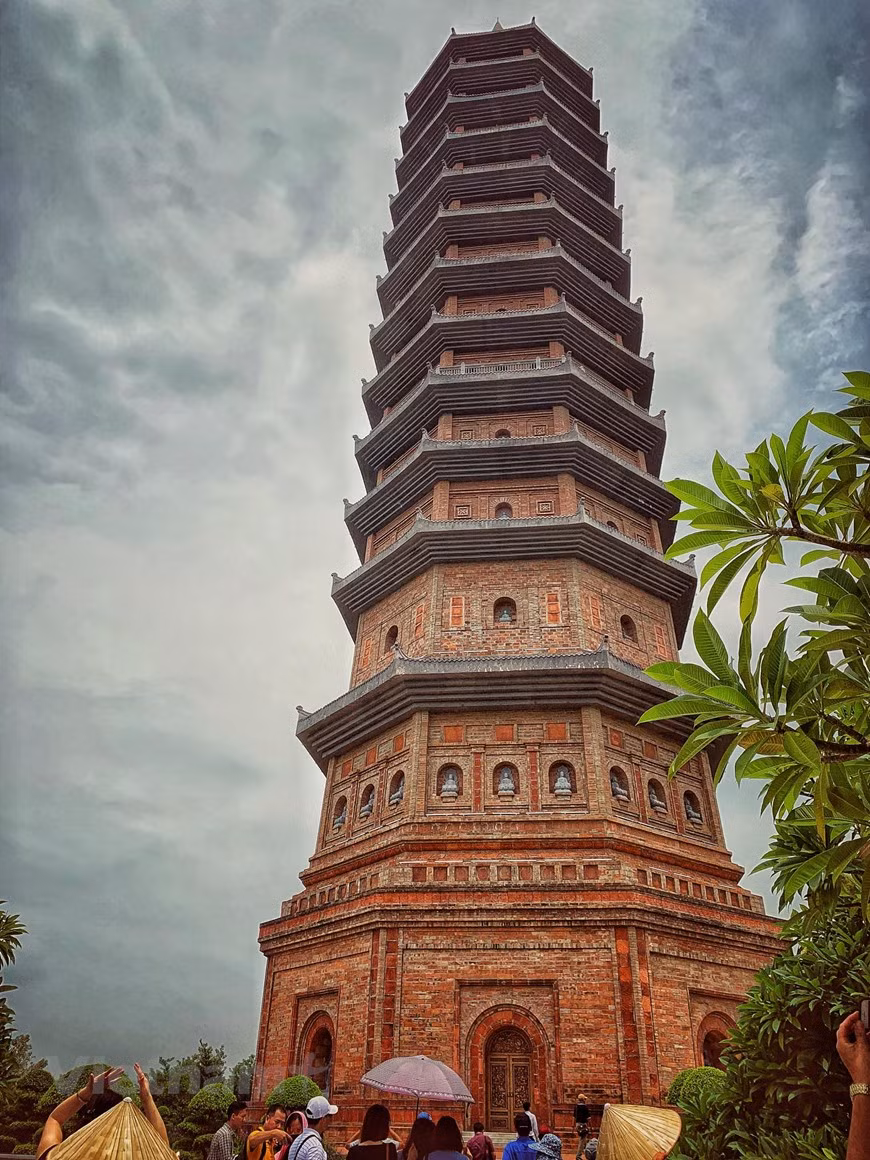 Cette tour de 13 étages et de 100 mètres de haut est la plus grande du Vietnam. Les visiteurs doivent d’abord monter 72 marches pour arriver à l’ascenseur. L’étage le plus haut abrite des Sariras du Bouddha. Photo: Vietnam+ 