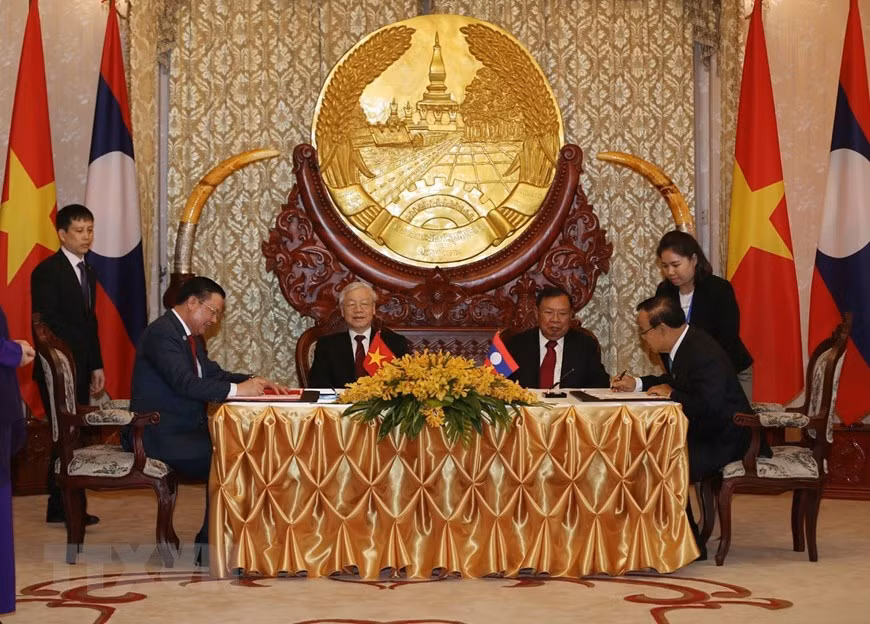 Les deux dirigeants assistent à la signature des documents de coopération entre les deux pays. 