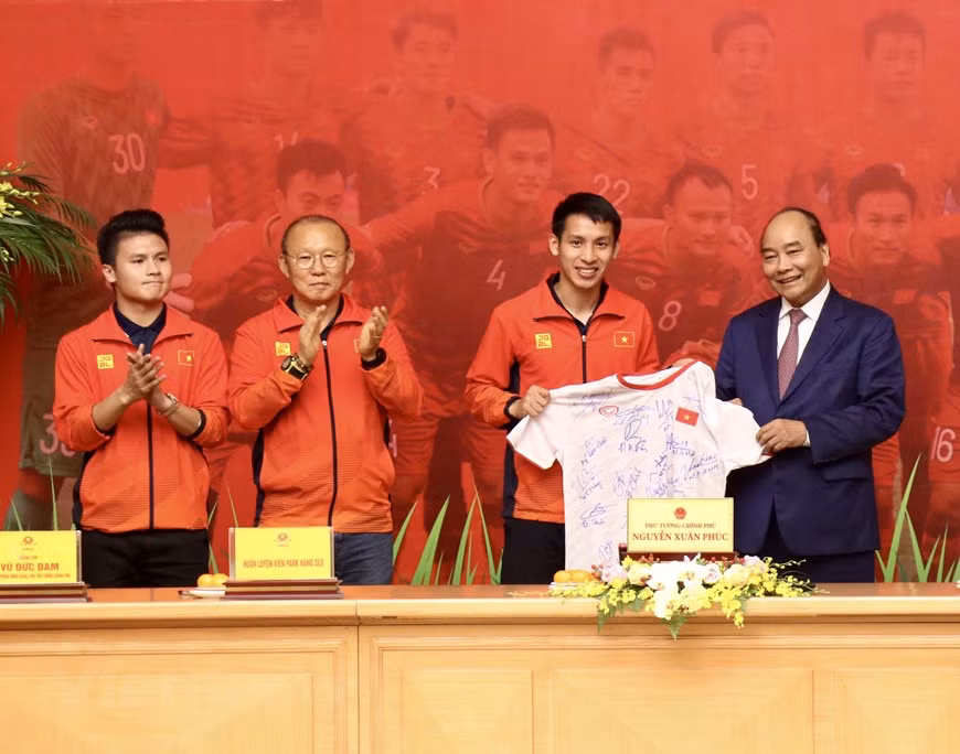 L'équipe du Vietnam de football U22 remet un cadeau spécial au Premier ministre. 