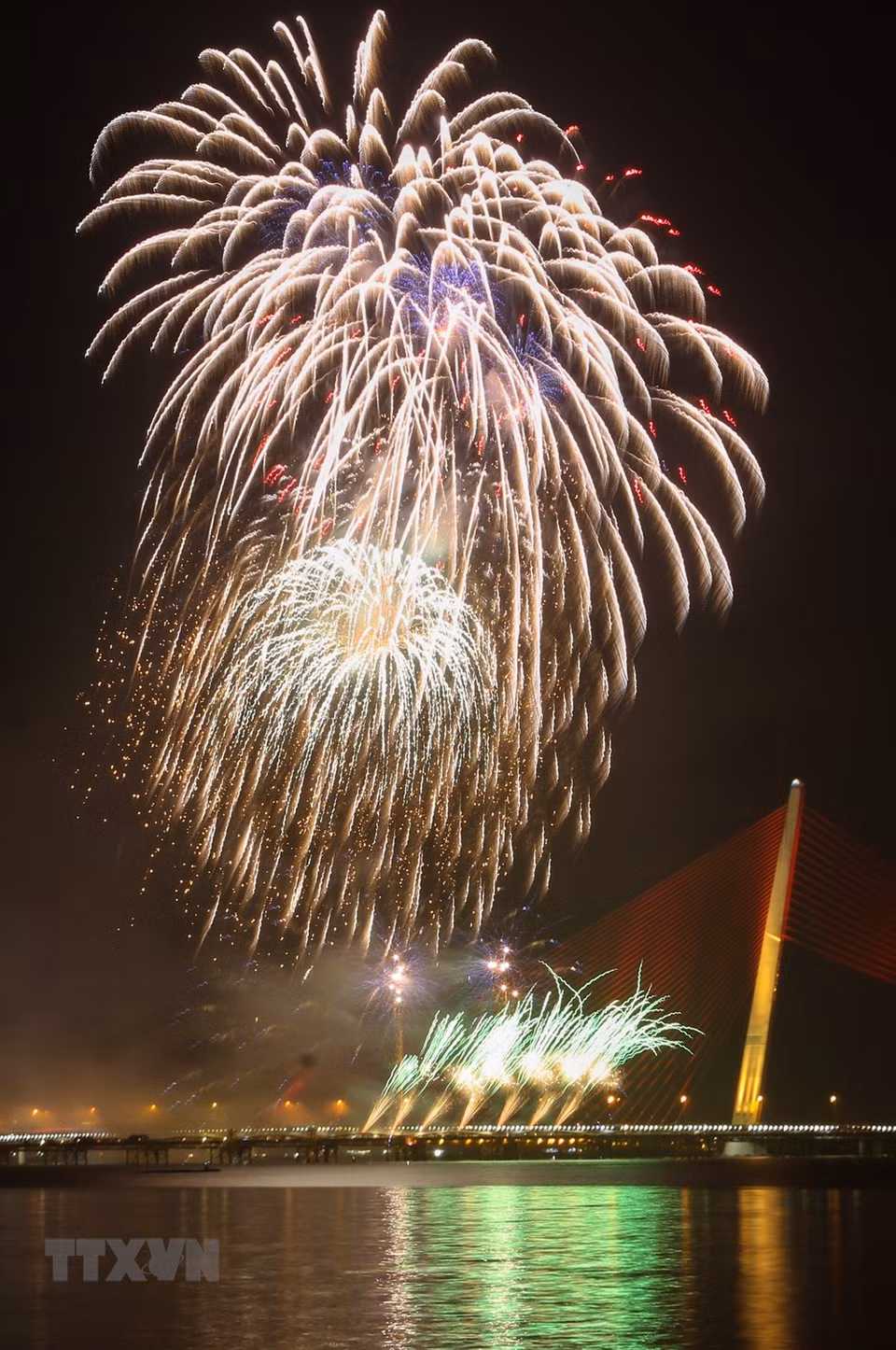 Malgré le froid et la pluie, les habitants de Da Nang et les touristes se sont rassemblés le long de la rivière Han et sur les toits des immeubles pour admirer les feux d’artifice.
