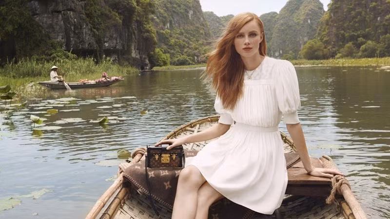 La modèle Rianne van Rompaey à Tam Coc-Bich Dong, province de Ninh Binh. 