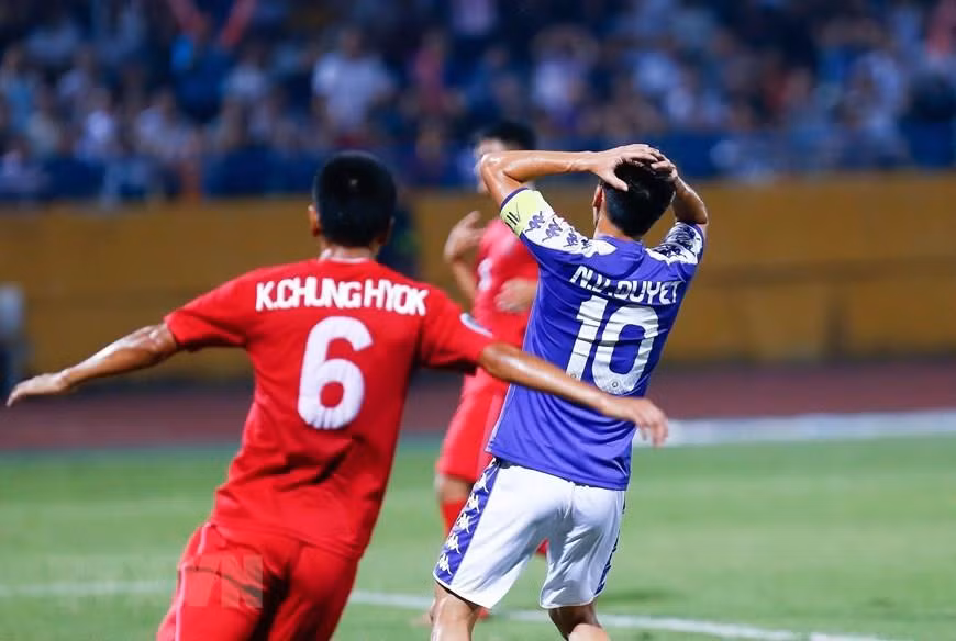 Cependant, à la 87e minute, l'attaquant Kim Yu Song du club nord-coréen a effectué un tir surprise de très loin qui a battu le gardien vietnamien Bui Tien Dung.