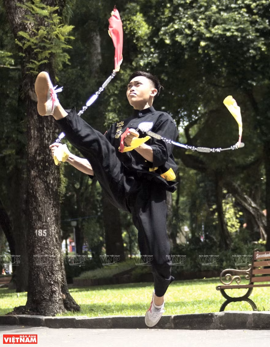 Song thiet, qui est une paire de chaînes à cinq maillons, chacune avec une poignée à une extrémité et un fer de lance en acier tranchant à l'autre extrémité, est une arme dangereuse créée par le regretté Maître Le Van Kien, responsable des arts martiaux Nam Tong à Ho Chi Minh-Ville. Photo : archives de la VI