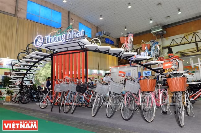 Le stand des vélos Thong Nhat au Salon international des deux-roues à Hanoï.
