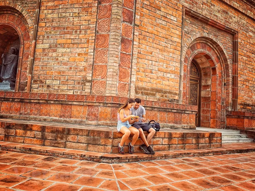 Des touristes étrangers au stupa Bao Thap. Photo: Vietnam+ 