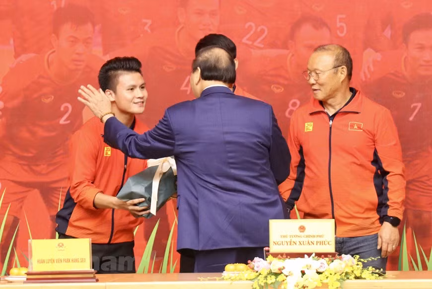 Un bouquet de fleurs pour le footballeur Quang Hai. 