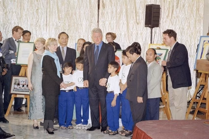 Le président américain Bill Clinton et son épouse rencontrent des victimes des bombes et mines de l'armée américaine laissées pendant la guerre au Vietnam, à l'occasion de sa visite officielle au Vietnam le 18 novembre 2000. Photo: Minh Dien/VNA 